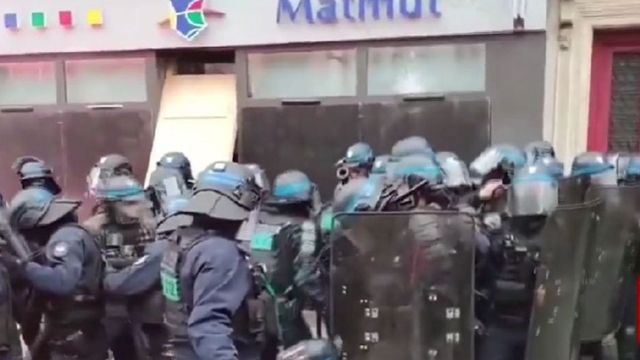 Intervenție în forță a poliției din Franța, după ce zeci de mii de oameni au ieșit în stradă în mai multe orașe