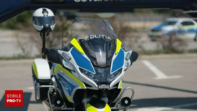 Motocicletă a Poliției Rutiere, lovită de o șoferiță