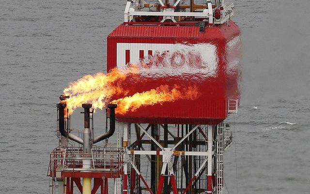 USA uvalily sankce na dvě největší ruské ropné společnosti Rosněfť a Lukoil