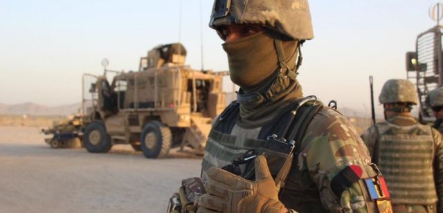 Doi dintre militari români răniți în Afganistan, transferați în Germania