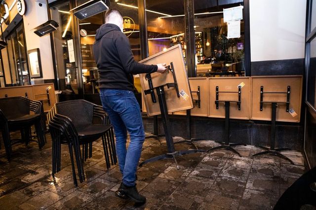 Barurile și restaurantele se închid în Europa lovită de al doilea val de coronavirus