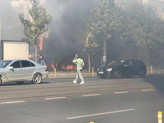 Incendiu în apropiere de Palatul Victoria din Capitală. O rulotă în care se prepara mâncare a luat foc