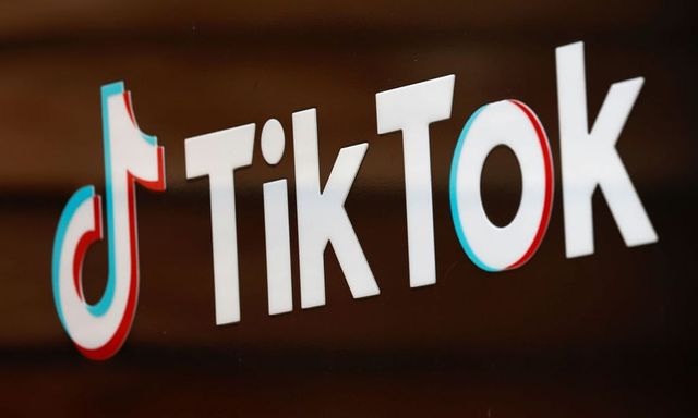 O fată de zece ani din Italia a murit sufocată în urma unei provocări de pe TikTok