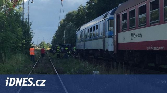 Při srážce vlaku s dodávkou na Rakovnicku zemřel člověk