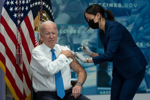 Joe Biden a primit un vaccin anti-Covid-19 actualizat și s-a vaccinat și împotriva gripei sezoniere