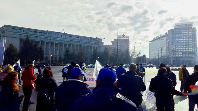 Proteste în București, față de înghețarea salariilor și a pensiilor militare