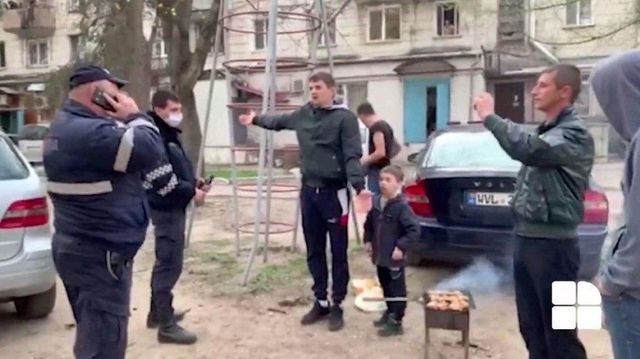 VIDEO Pe timp de pandemie, șapte tineri au gătit un grătar într-o curte din Chișinău