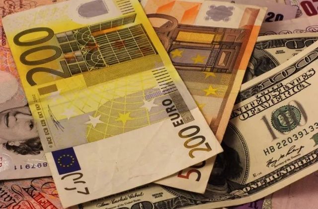 Сколько будут стоить доллар и евро в четверг