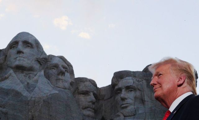 Trump celebrează Ziua Americii la Mount Rushmore, în ciuda protestelor și a îngrijorărilor privind răspândirea Covid-19