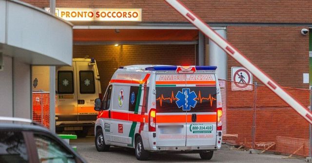Scontro auto e pulmino, muore donna incinta, grave bimbo