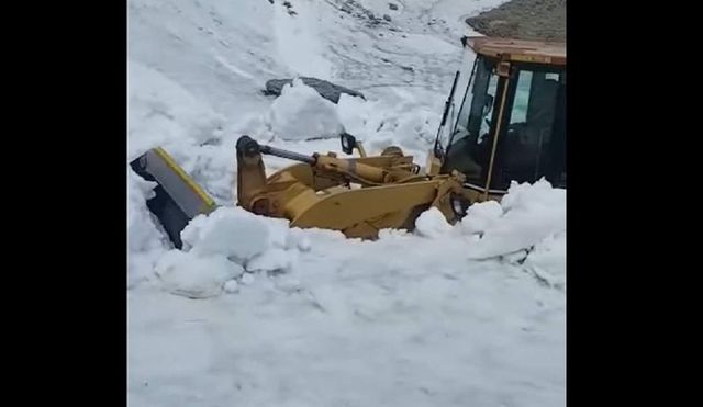 VIDEO Imagini de pe Transfăgărășan, unde în unele zonele zăpada depășește 5 metri