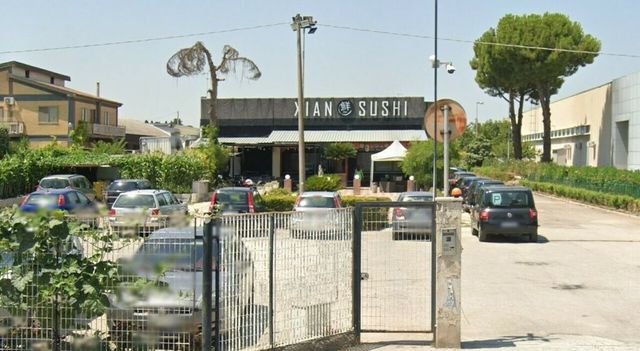 Conto da 109 euro al ristorante di sushi, famiglia tenta di investire il titolare per non pagare: il video