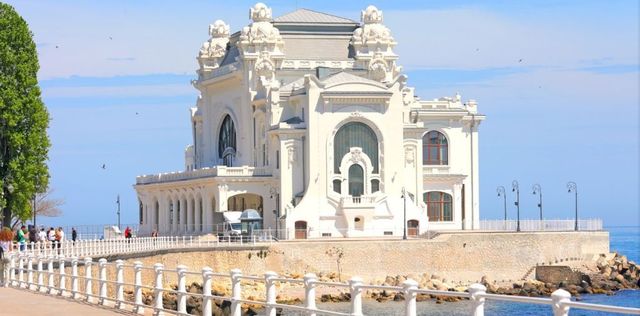 Imagini cu Cazinoul din Constanța vandalizat la scurt timp de la inaugurare. Pereții proaspăt restaurați au fost loviți cu picioarele