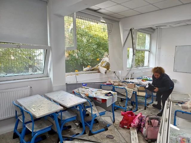 Primele imagini cu liceul afectat de explozia din București: Elevii și profesorii au fost evacuați, câțiva copii au fost răniți