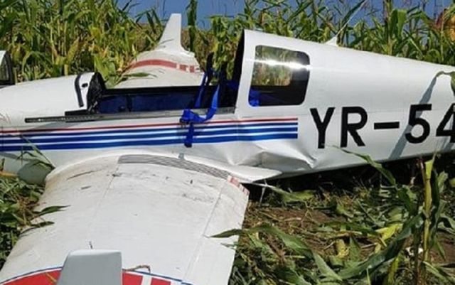 Un avion de mici dimensiuni pilotat de un american a aterizat forțat pe un câmp din Mureș