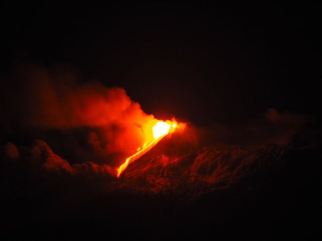 Etna, la spettacolare eruzione notturna del vulcano