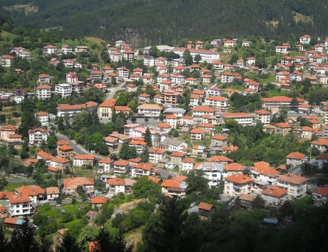 Китайска компания дари 18 000 евро на Момчиловци
