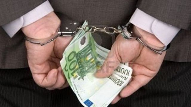 Polițist reținut după ce a pretins 2500 de euro mită