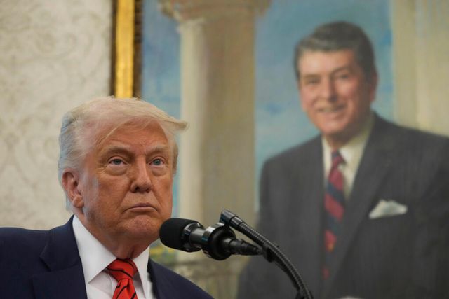 Nyt, Trump sta inviando un gruppo di migranti in Libia