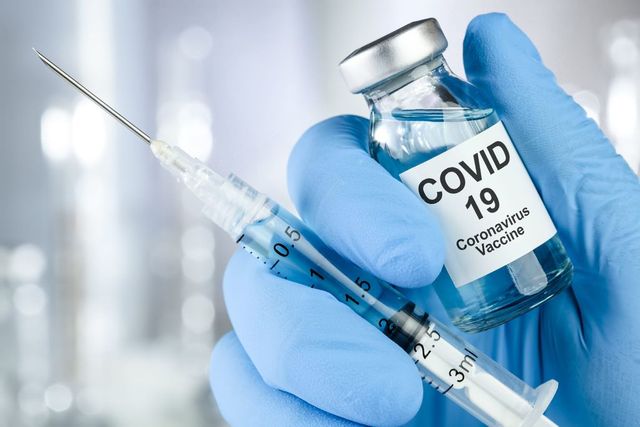 Центры вакцинации начинают вводить вторую дозу вакцины от коронавируса