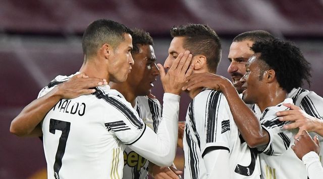Cristiano Ronaldo double earns point for 10-man Juventus at Roma