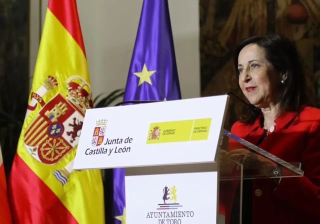 Robles sostiene que solo la UME puede atacar el fuego y acusa al PP de «demagogia» por pedir más medios militares