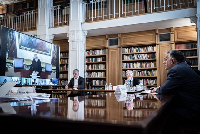 Orbán Viktor a kutatócsoportok vezetőivel egyeztetett a hazai gyógyszergyártásról