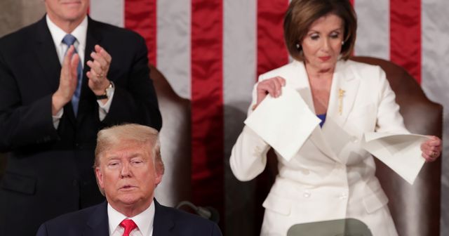 Trump nepodal ruku šéfce Sněmovny Pelosiové, ta na oplátku roztrhala jeho projev