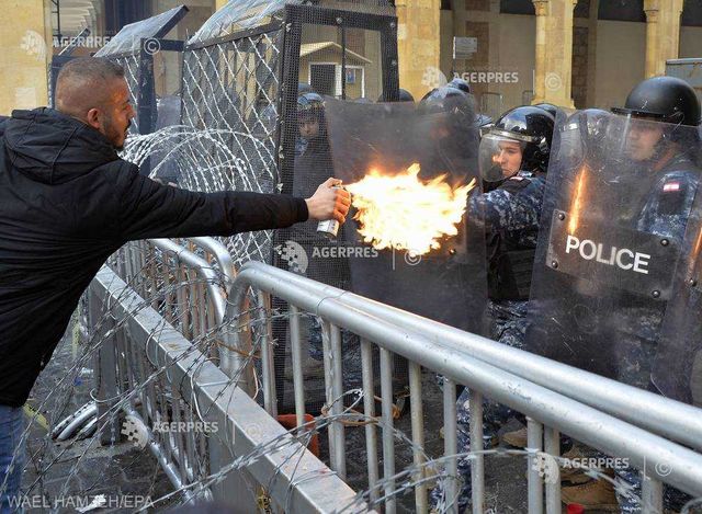 Ciocniri violente între protestatari și forțele de ordine la Beirut