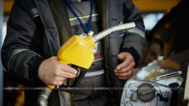 Un litru de benzină va costa mâine cu un ban mai mult