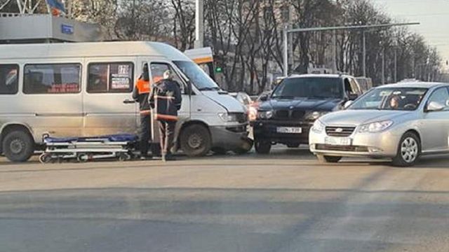 Un microbuz de pe ruta 178 s-a ciocnit cu un BMW în inima Chișinăului