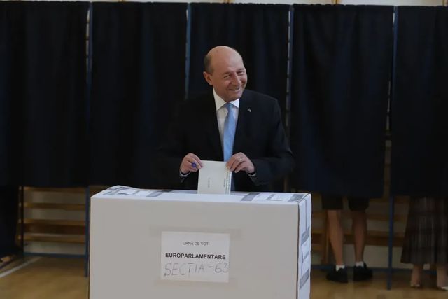 Traian Băsescu și soția, la coadă, la vot