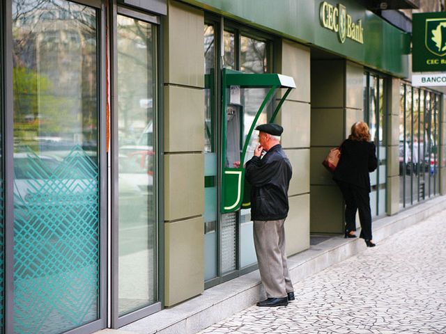 CEC Bank introduce bancomate de unde poți scoate bani fără card