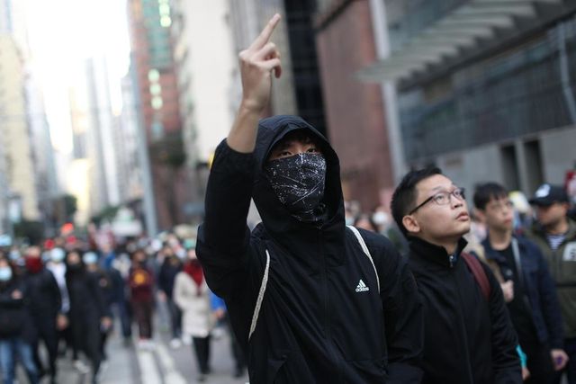 Hong Kong: polizia esegue arresti
