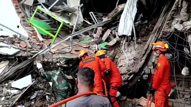 Imagini dramatice din Indonezia. 42 de oameni au murit în urma devastatorului cutremur din insula Sulawesi