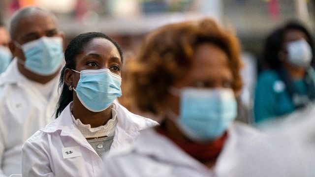 Észak- és Dél-Amerikában terjed a járvány, Európában és Ázsiában enyhítenek a korlátozásokon