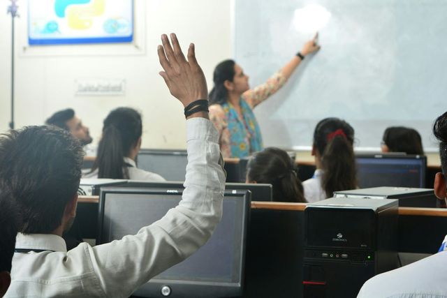 Salariile profesorilor din România, peste media altor angajați cu studii superioare. Diferența față de alte țări