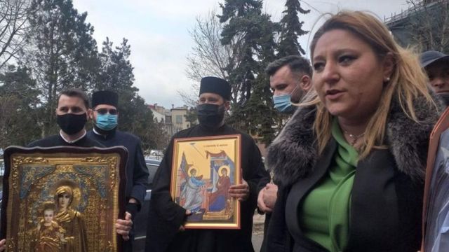 Ce cadou a primit Diana Șoșoacă în semn de apreciere după ce a cerut anularea hotărârilor ce interzic slujbele religioase