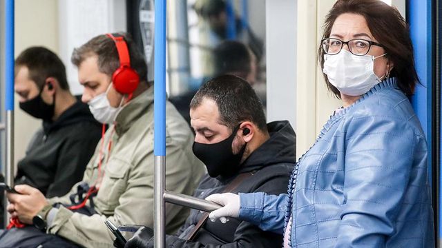 В Москве усилят контроль за ношением масок и перчаток в транспорте