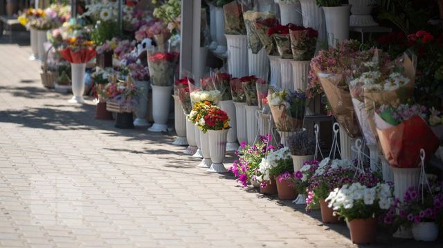 Proprietarii gheretelor cu flori din piața Delfin, somați să le evacueze