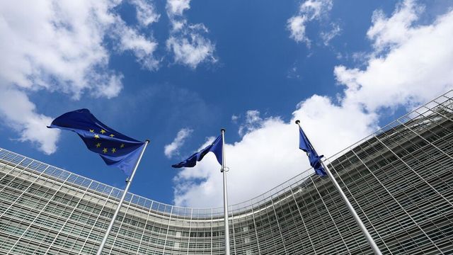 Commissione europea multa Apple per 500 milioni di euro e Meta per 200