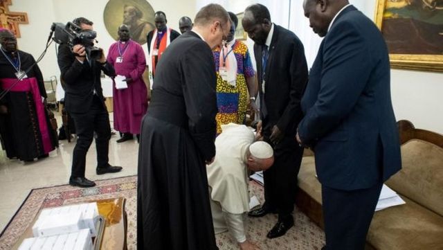 Papa Francisc, văzut cum sărută picioarele unor politicieni