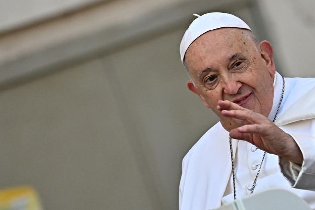 Papa: non mi affaccio alla finestra per infiammazione ai polmoni