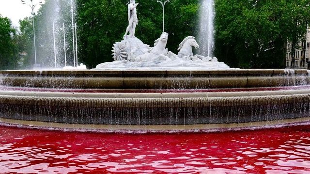 Greenpeace tiñe de rojo el agua de la fuente de Neptuno
