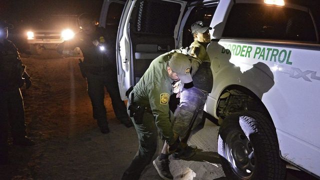 Megkezdték az arizonai határnál lévő migránsok kitoloncolását az amerikaiak