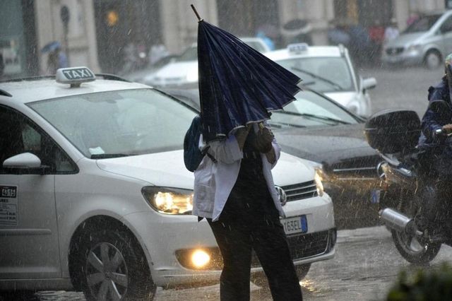 Maltempo a Milano, allerta meteo gialla per vento e temporali per la giornata di oggi
