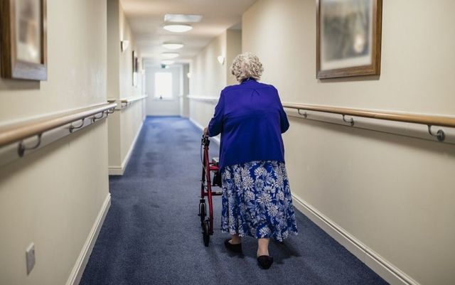 O femeie de 102 de ani este suspectată că și-a ucis vecina