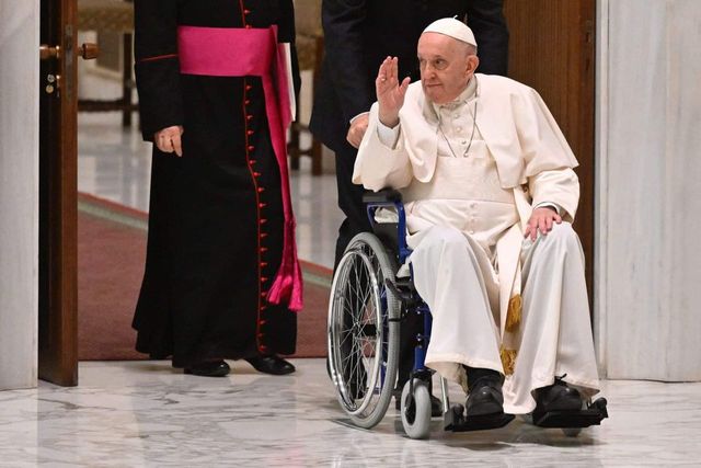 Papa Francisc a apărut pentru prima dată în scaun cu rotile în public din cauza problemelor de sănătate
