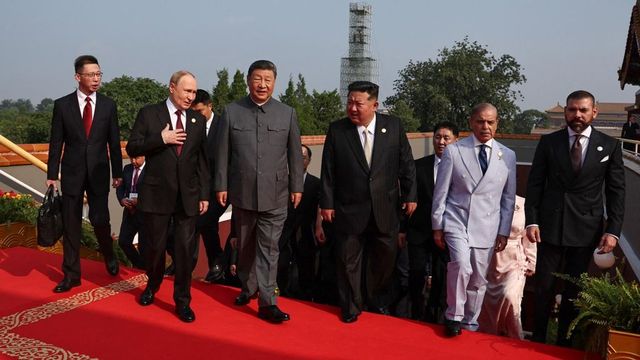 Vlagyimir Putyinnal és Kim Dzsongunnal az oldalán vezényelte le Hszi Csin-ping a pekingi díszszemlét