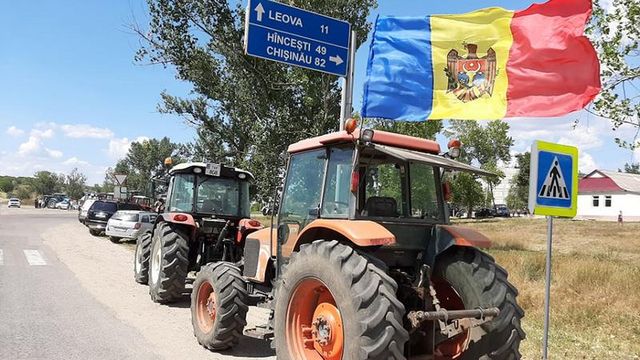 Agricultorii au blocat drumul național Chișinău - Căușeni
